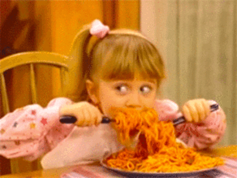 La bimba di una famosa serie tv americana si gusta degli spaghetti